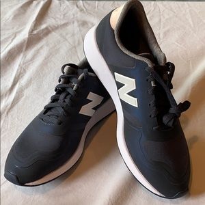 New Balance 420 athletic shoes. Size 9 US